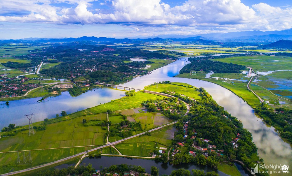 Ngã ba sông Bến Tam Soa nơi hợp nhất 2 con sông Ngàn Phố và Ngàn Sâu để tạo nên con sông La và sông Lam huyền thoại. Ảnh: Nguyễn Thanh Hải