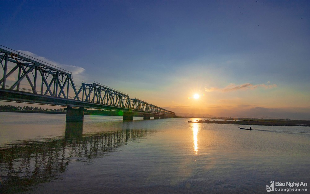 Cầu Yên Xuân nối đôi bờ sông Lam. Ảnh: Quốc Đàn